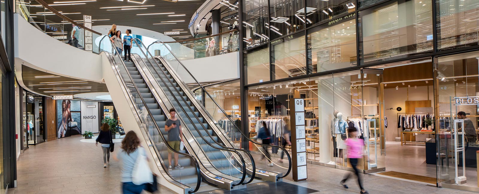 Dieses Bild zeigt das Einkaufszentrum mit vielen Shops und Besucher:innen.